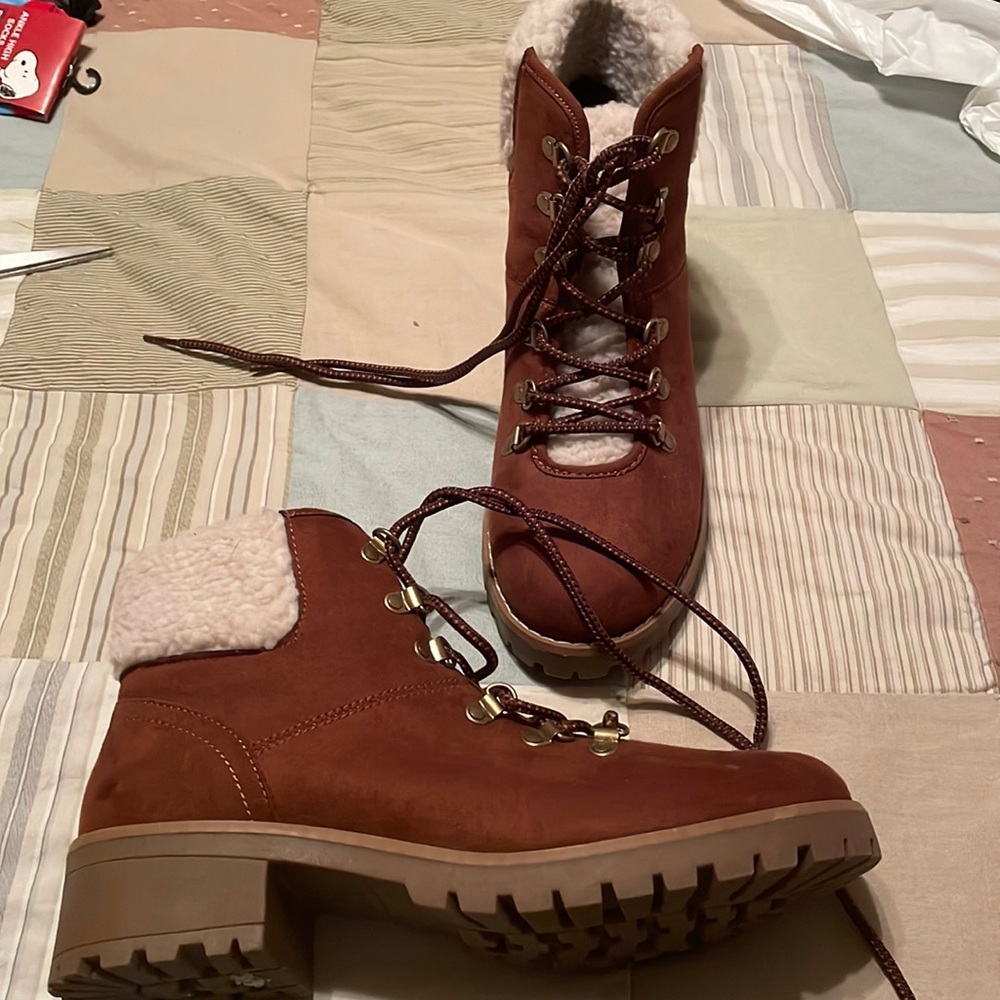 NEW winter boots. 10